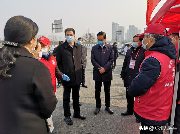 [郑州大民生]市疫情防控领导小组副组长、市委常委、宣传部长黄卿看望坚守疫情防控一线的志愿者